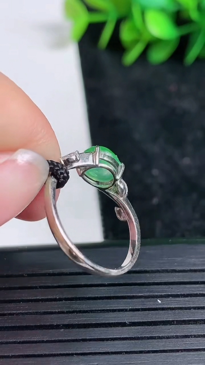 天然A货翡翠蛋面戒指尺寸18-7.3-6.5重量:2.31g2026年3月23日
工厂直销收藏佳品,种好水足，色泽均匀，有种有色，上手高大气！