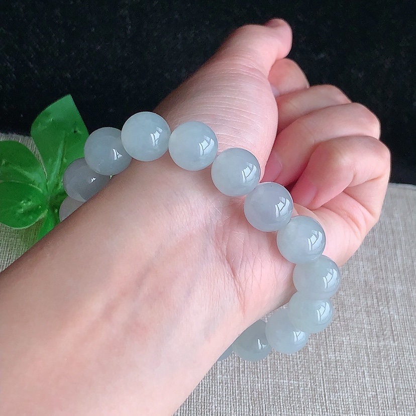 天然A货翡翠白冰白月光圆珠佛珠手串17颗 完
尺寸12mm 重量51.46g 0322