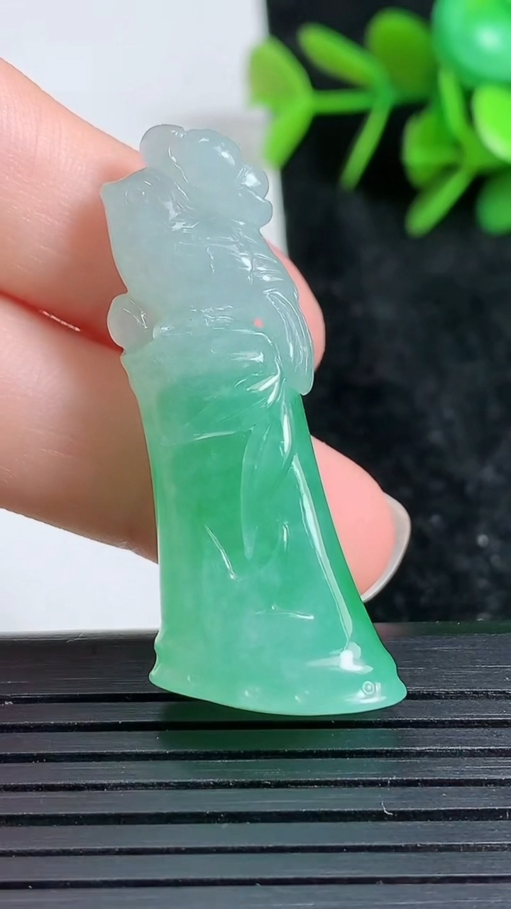 天然A货翡翠节节高升 竹节吊坠尺寸42.5-17.5-11.2重量:12.21g
3月23日