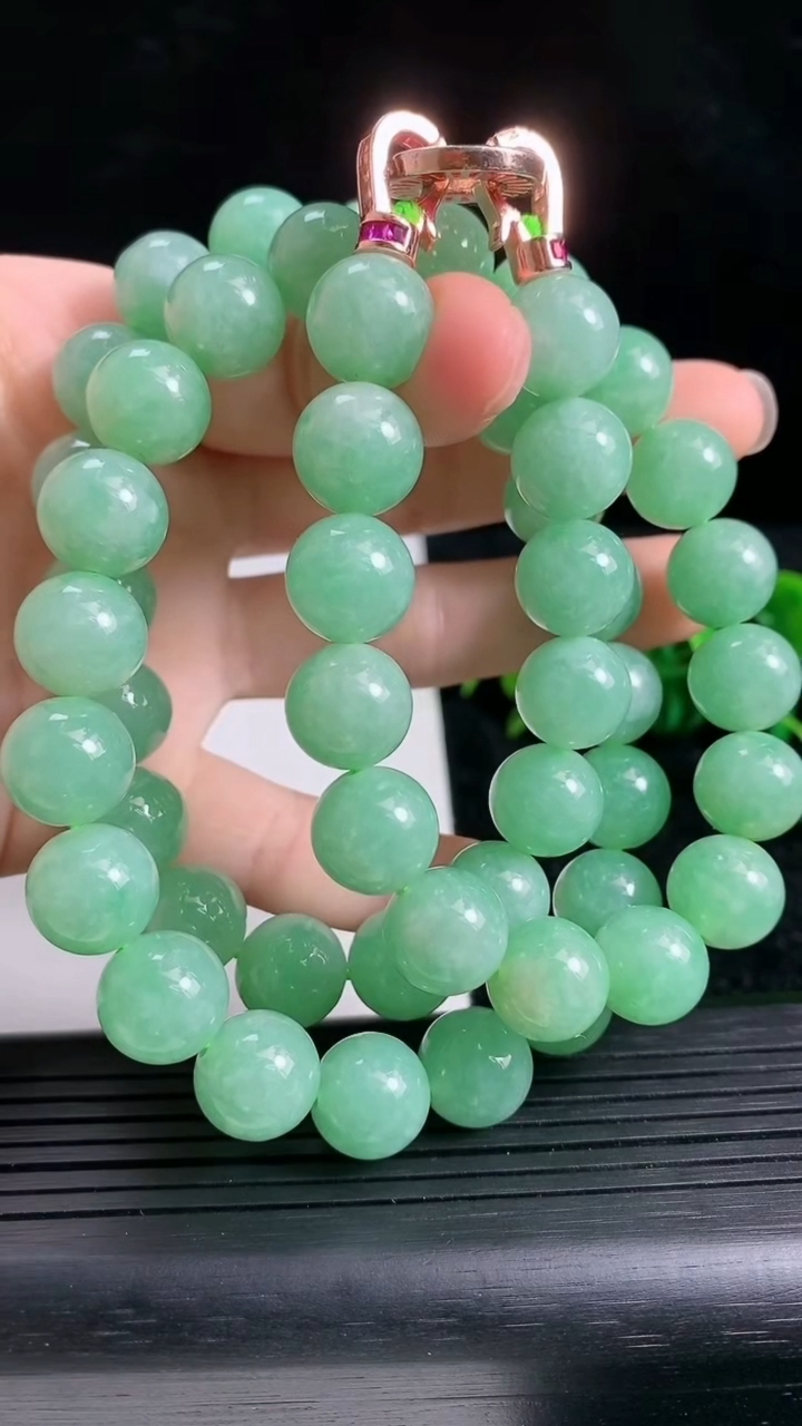 天然A货翡翠圆珠项链尺寸11.3-52颗重量:138.11g
3月23日