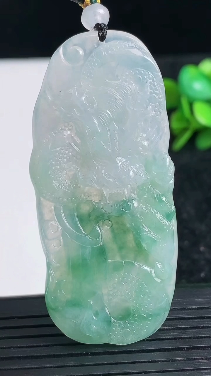 天然A货翡翠飘花龙牌吊坠尺寸59.9-27.8-4.4重量:21.16g
3月23日