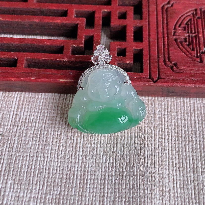 天然A货翡翠18K金伴钻镶嵌飘绿佛公吊坠  
尺寸21.8-16-19.2-7.6mm 重量3.65g 0322