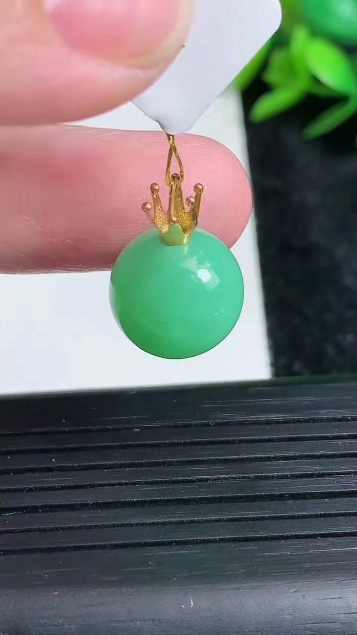 天然A货翡翠圆珠吊坠尺寸13.3重量:4.54g
3月23日