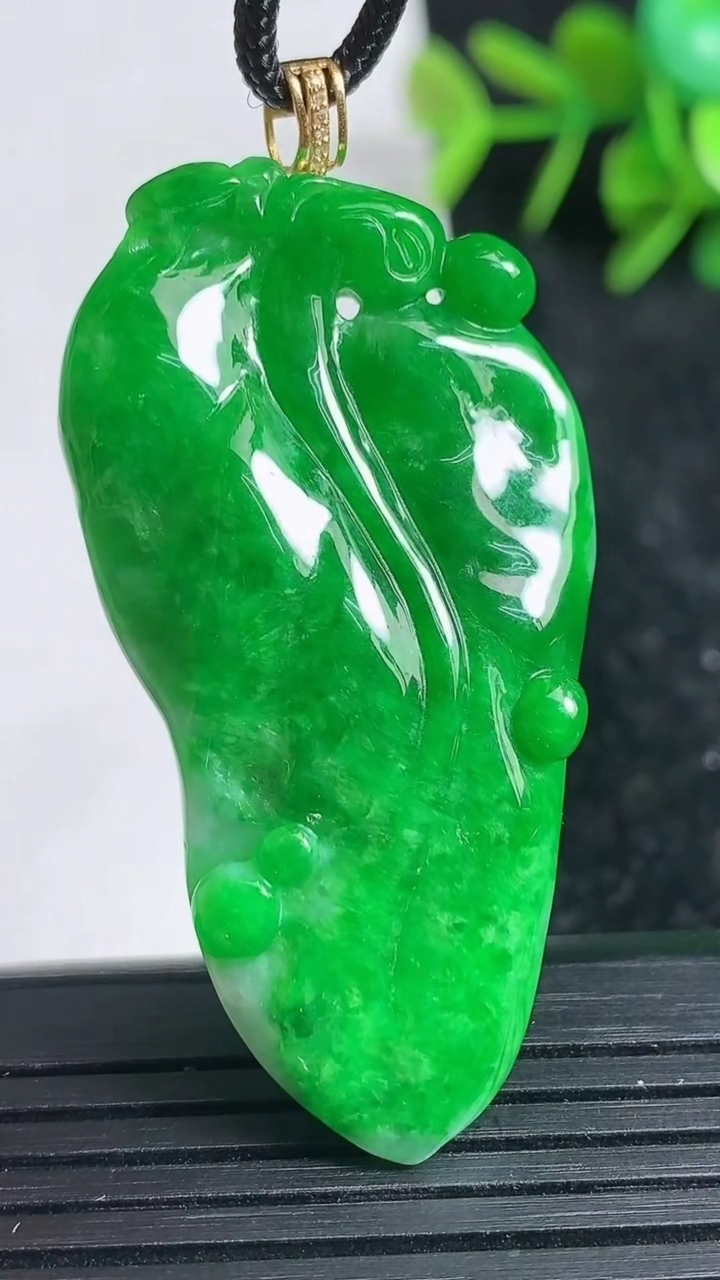 天然A货翡翠金枝玉叶 叶子吊坠尺寸48.5-27-8重量:16.82g
3月23日