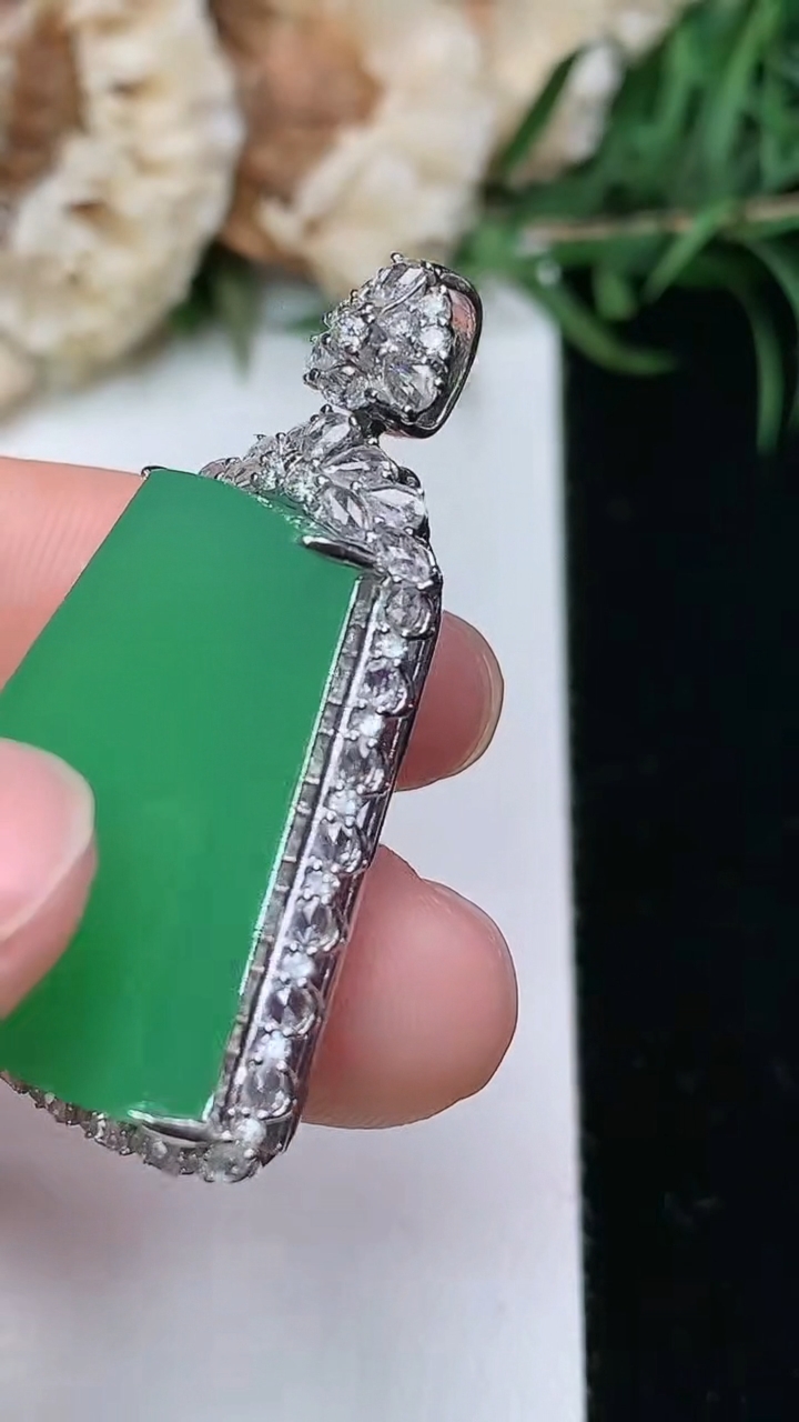 天然A货翡翠无事牌吊坠，尺寸38.3-23.3-10.2，裸石24.3-18.6，重量:12.17g
3月23日，重量:12.17g