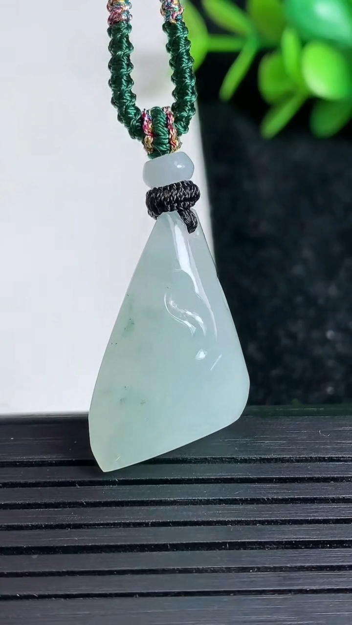 天然A货翡翠飘花原石吊坠尺寸26.4-17.9-8.6重量:7.42g
3月23日