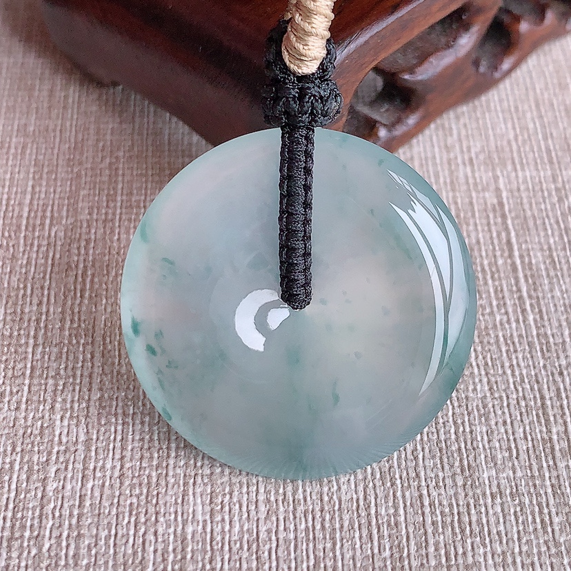 天然A货翡翠飘花平安扣吊坠 
尺寸32.8-6mm 重量18.50g 0322