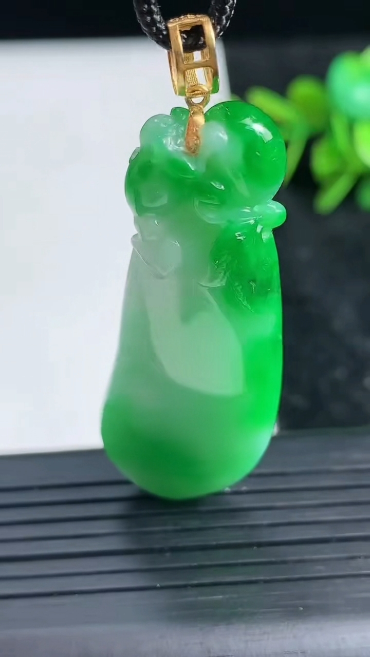 天然A货翡翠福瓜吊坠尺寸49.7-17.6-11.8重量:17.74g
3月23日