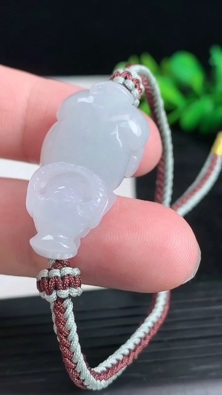 天然A货翡翠生肖牛手绳尺寸31.7-16.8-9.4重量:12.88g
3月23日