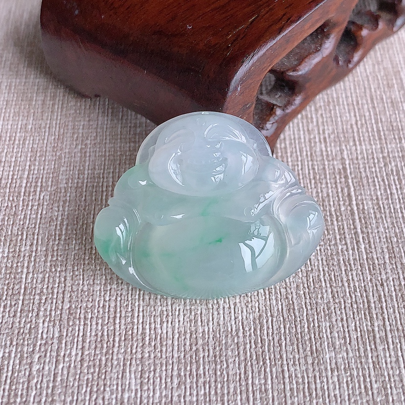 天然A货翡翠飘绿佛公吊坠 
尺寸27.6-34-6.8mm 重量9.30g 0322