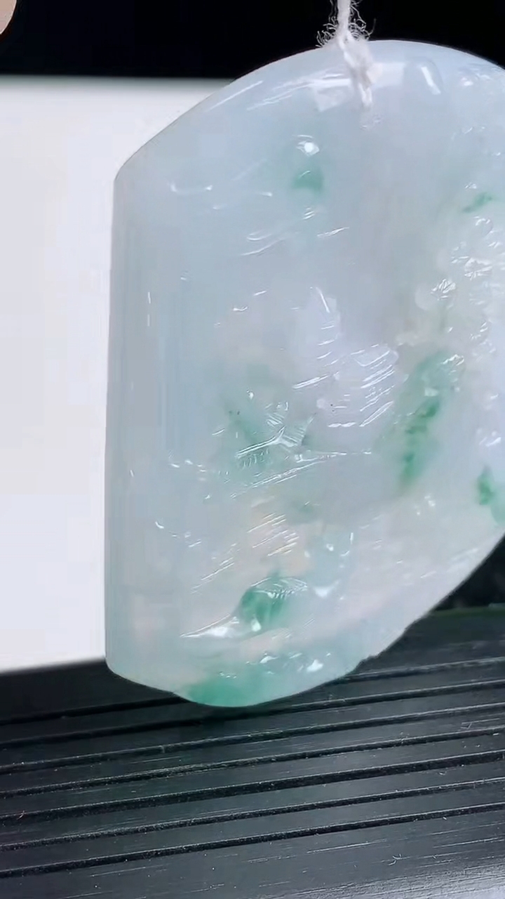 天然A货翡翠牌吊坠尺寸52.9-38.5-4.9重量:25.71g
3月23日