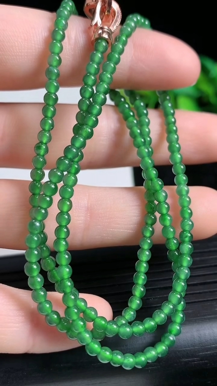 天然A货翡翠小米珠项链尺寸2.9重量:9.03g
3月23日