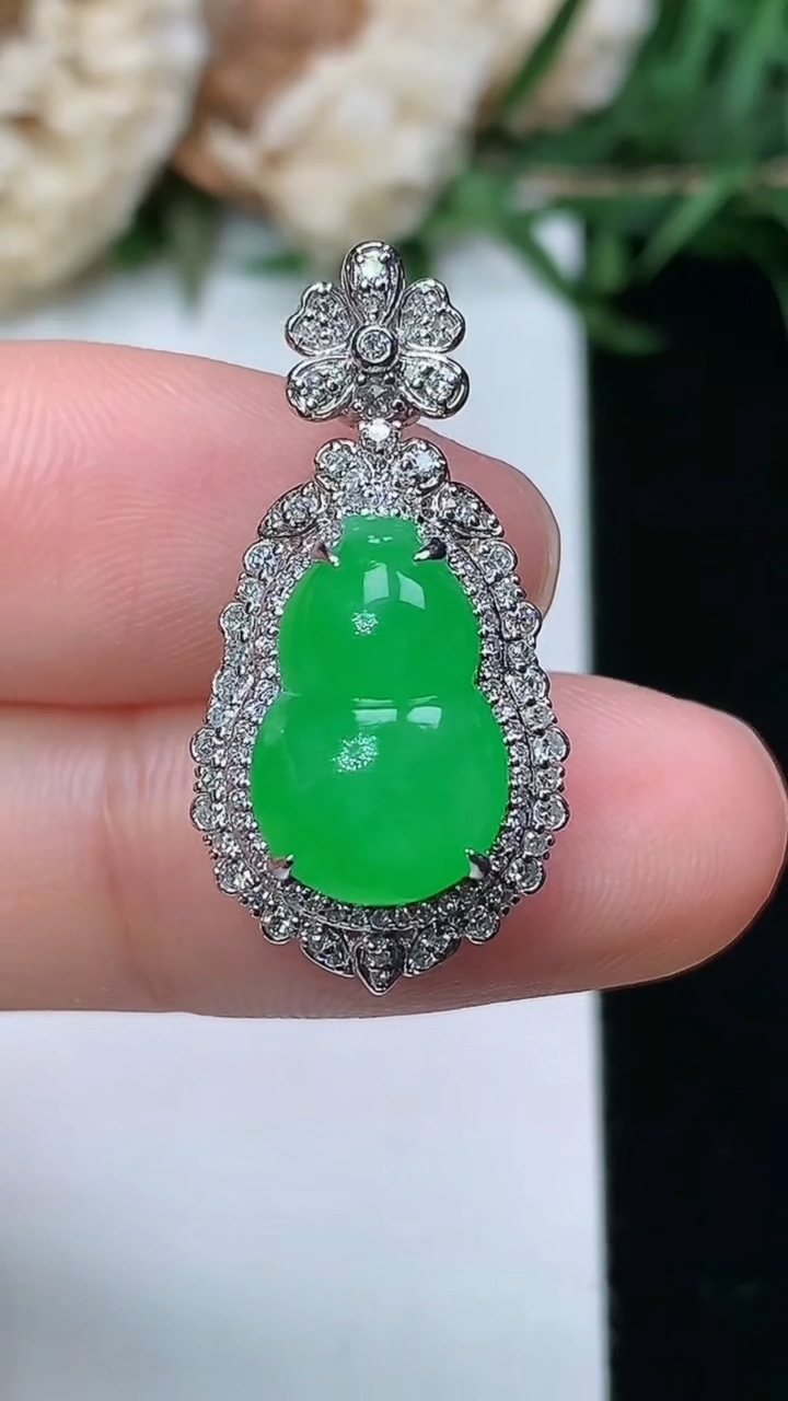 天然A货翡翠葫芦吊坠，尺寸26.2-13.2-10.8，裸石13-8.6，重量:4.00g
3月23日