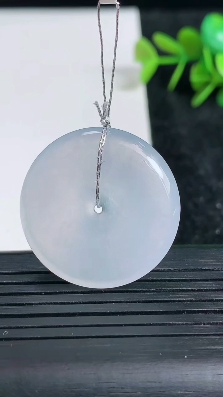 天然A货翡翠种白冰平安扣吊坠尺寸28.5-5.7重量:9.91g
3月23日