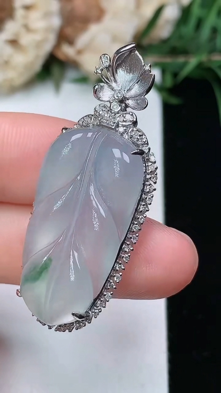 天然A货翡翠金枝玉叶 叶子吊坠，尺寸41.6-17.2-8，裸石27.2-14.7，重量:5.64g
3月23日