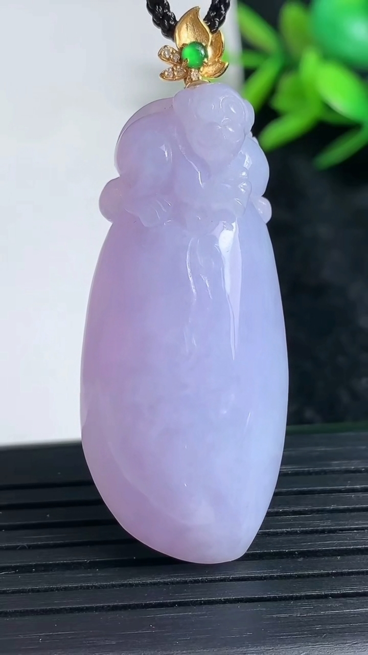 天然A货翡翠18K金紫罗兰福瓜吊坠尺寸44.7-19.6-12重量:18.39g
3月23日