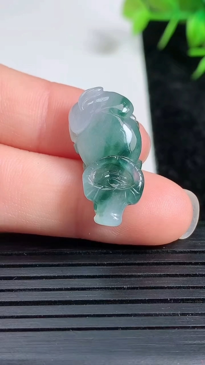 天然A货翡翠飘花生肖牛吊坠尺寸23.8-11.4-5.8重量:3.28g
3月23日