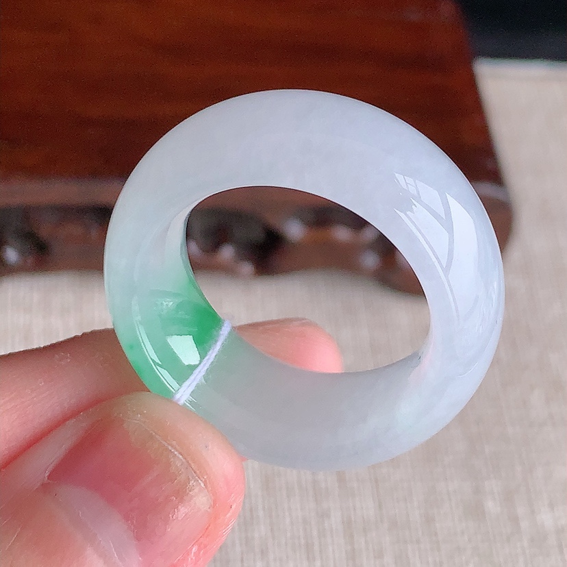 天然A货翡翠飘绿素面扳指 
尺寸21.7-12-4.8mm 重量14.32g 0322