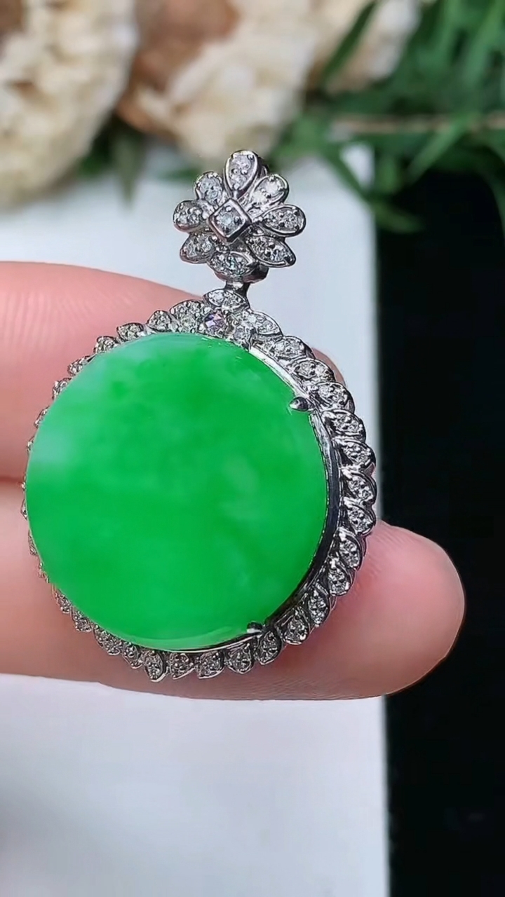 天然A货翡翠无事牌吊坠，尺寸31-21.5-8.3，裸石17.6，重量:4.67g
3月23日