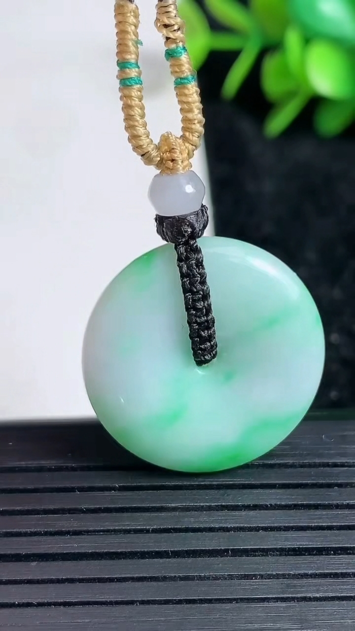 天然A货翡翠平安扣吊坠尺寸24.5-5.7重量:8.78g
3月23日