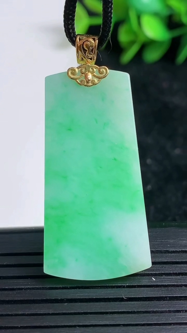 天然A货翡翠无事牌吊坠尺寸39-19.7-3.8重量:8.98g
3月23日