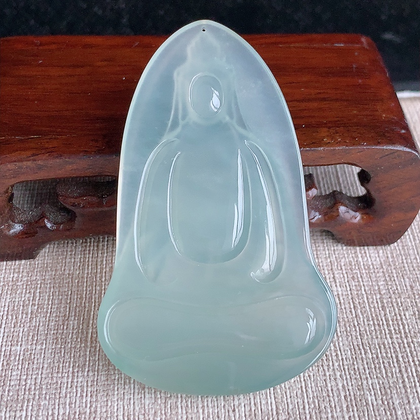 天然A货翡翠晴水观音吊坠 
尺寸62.8-39-6mm 重量25.00g 0322