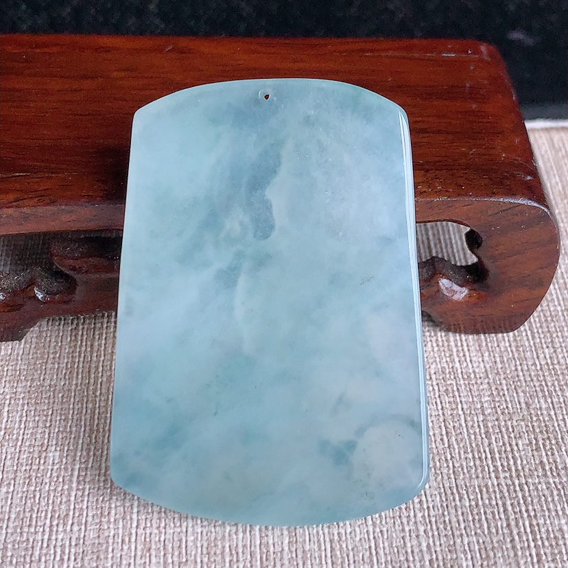 天然A货翡翠晴水大势至菩萨吊坠 
尺寸53.6-38-5.6mm 重量26.90g 0322