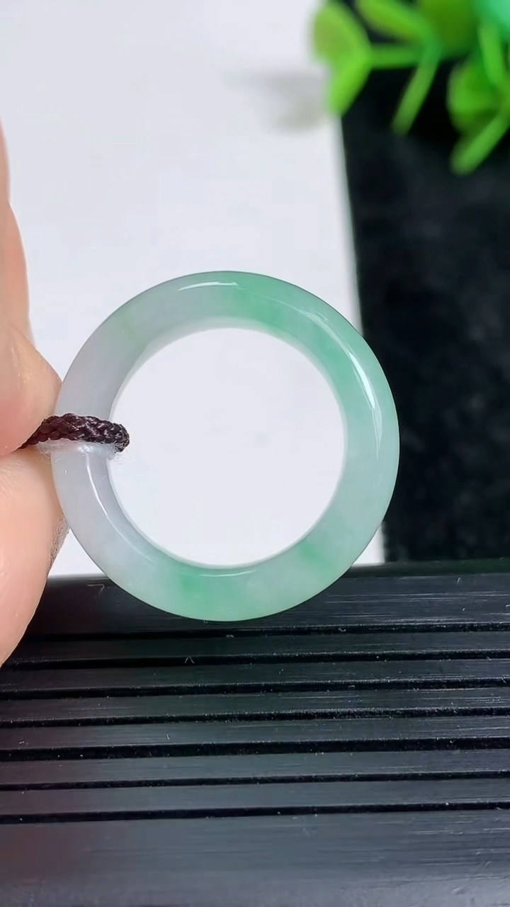 天然A货翡翠指环戒指尺寸17.2-6.4-3.8重量:4.49g2026年3月23日
工厂直销收藏佳品,种好水足，色泽均匀，有种有色，上手高大气！