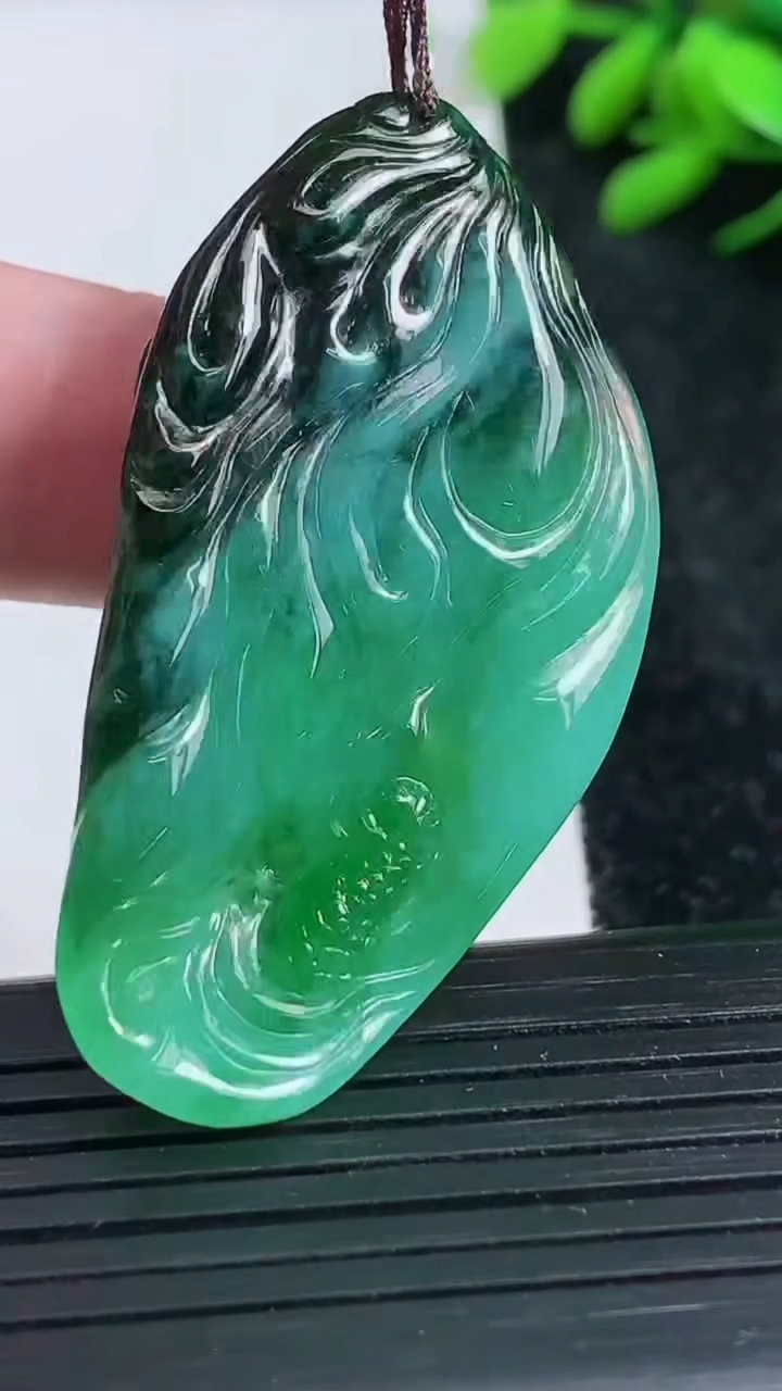 天然A货翡翠龙牌吊坠尺寸47.8-26.1-8.2重量:17.29g
3月23日