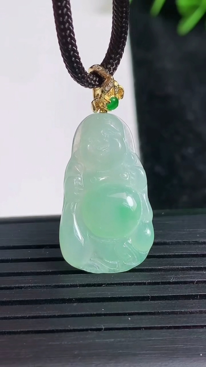 天然A货翡翠布袋佛吊坠尺寸24.8-14.7-4.3重量:3.19g
3月23日