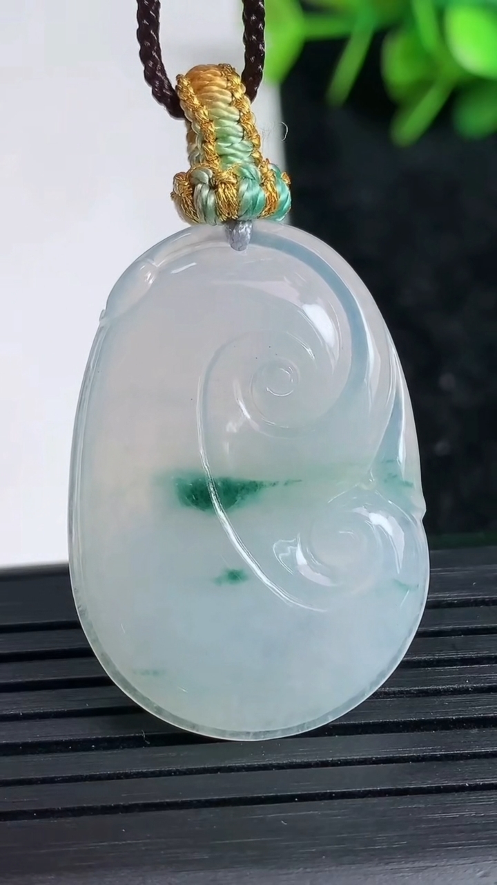 天然A货翡翠飘花如意吊坠尺寸34.5-23.9-4.1重量:7.86g
3月23日