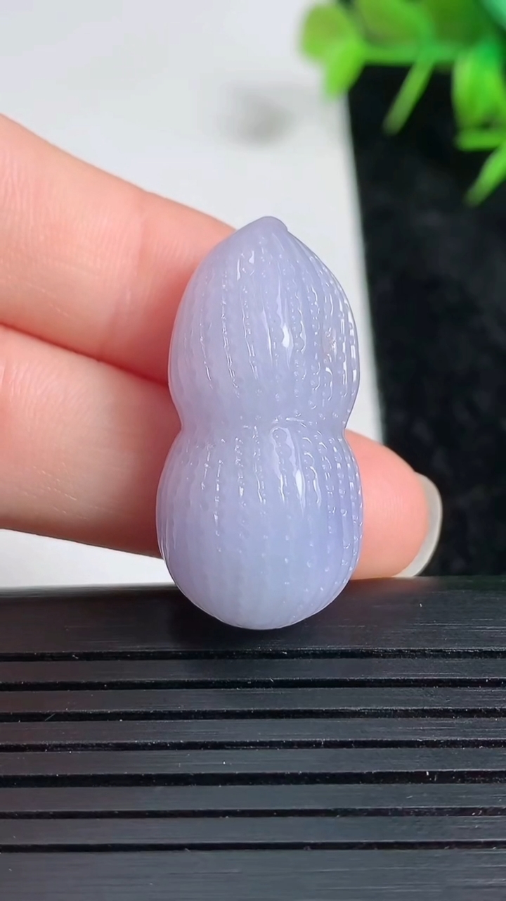 天然A货翡翠紫罗兰花生吊坠尺寸30.3-15.3-11.1重量:9.30g
3月23日