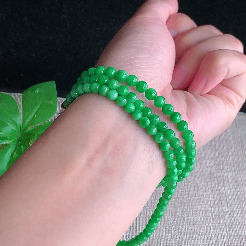 天然A货翡翠满绿圆珠项链毛衣链125颗 
尺寸4.4mm 重量23.33g 0322