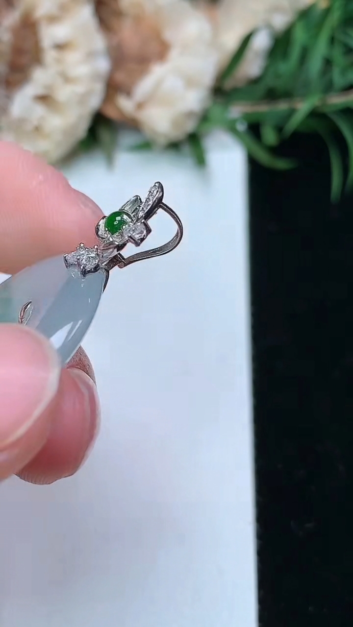 天然A货翡翠飘花平安环吊坠，尺寸24.5-4，重量:5.46g
3月23日