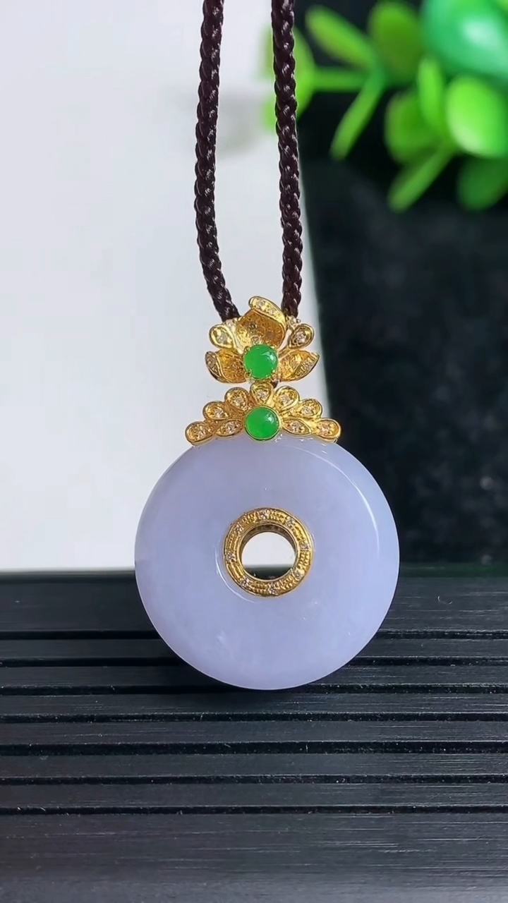 天然A货翡翠18K金紫罗兰路路通吊坠尺寸19.4-7.5重量:7.52g
3月23日