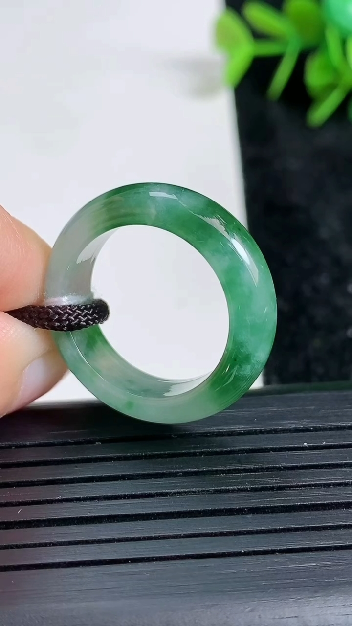 天然A货翡翠指环戒指尺寸18.4-6.3-3.8重量:4.80g2026年3月23日
工厂直销收藏佳