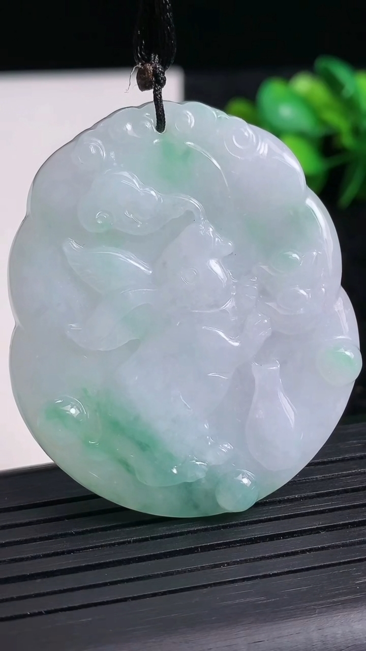 天然A货翡翠生肖兔吊坠尺寸50-42.6-5.4重量:23.37g
3月23日