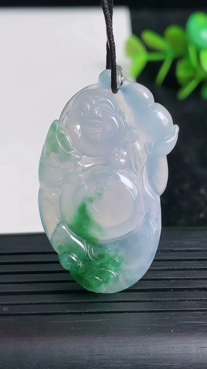 天然A货翡翠冰种飘花逍遥佛吊坠尺寸40.8-23.8-5.2重量:10.27g
3月23日