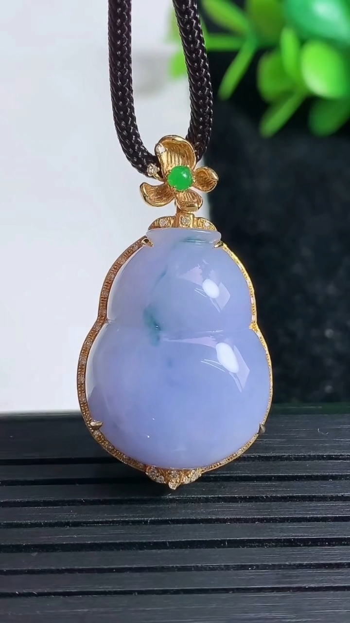 天然A货翡翠18K金紫罗兰飘花葫芦吊坠尺寸35.3-20-10.6裸石23.9-18.2重量:8.84g
3月23日