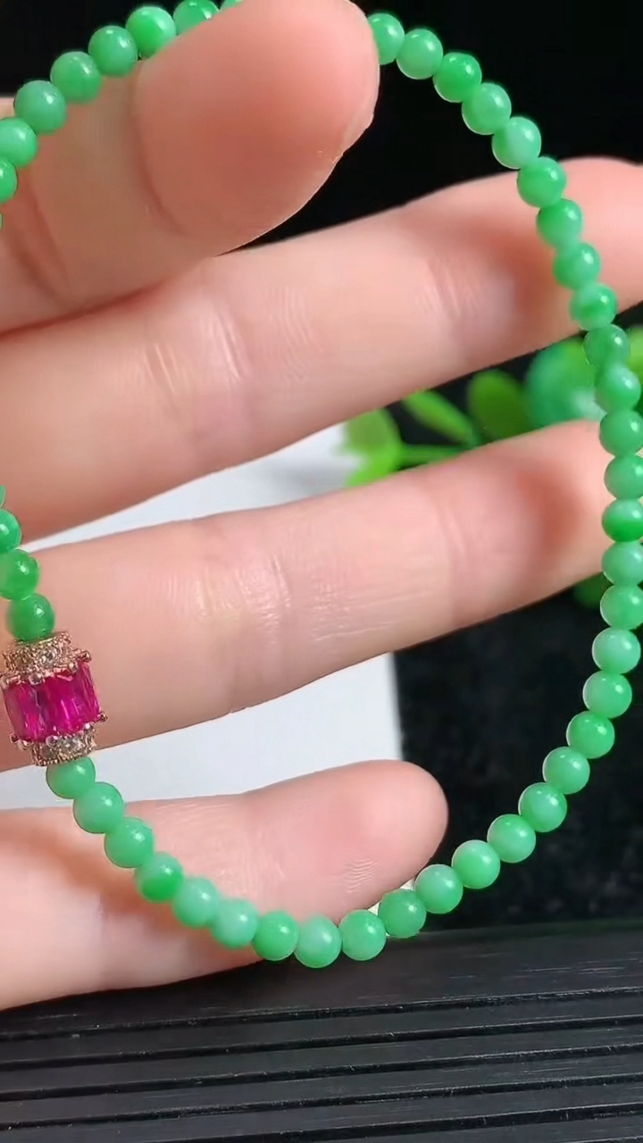 天然A货翡翠小米圆珠手串尺寸3.5-54颗重量:4.71g3月23日
工厂直销收藏佳品,种好水足，色泽均匀，有种有色，上手高大气！