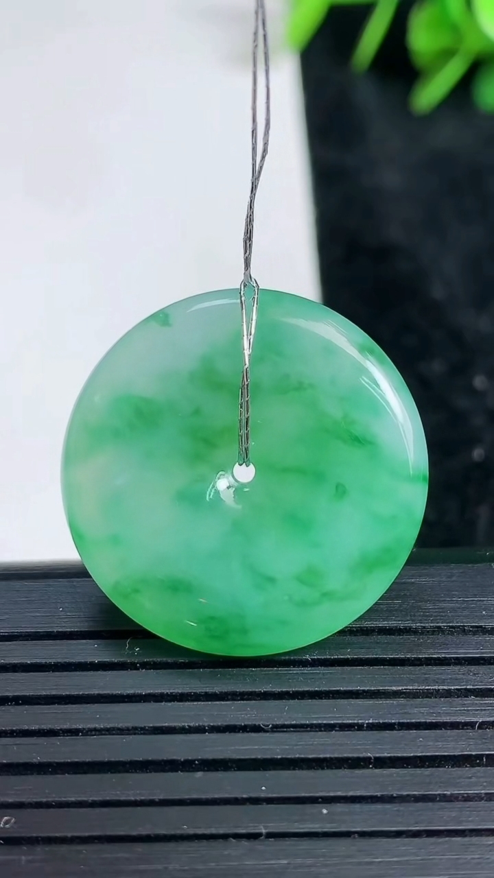 天然A货翡翠平安扣吊坠尺寸25.5-5.2重量:7.33g
3月23日