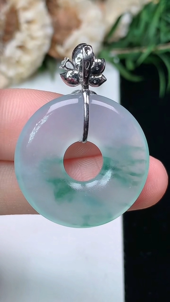 天然A货翡翠飘花平安环吊坠，尺寸24.5-4，重量:5.46g
3月23日