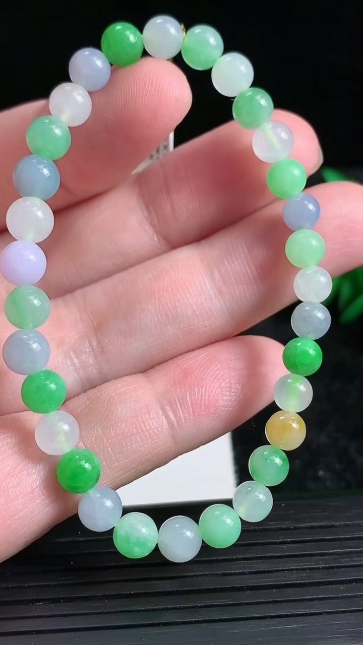 天然A货翡翠三彩圆珠手串尺寸6.1-31颗重量:10.66g3月23日
工厂直销收藏佳品,种好水足，色泽均匀，有种有色，上手高大气！