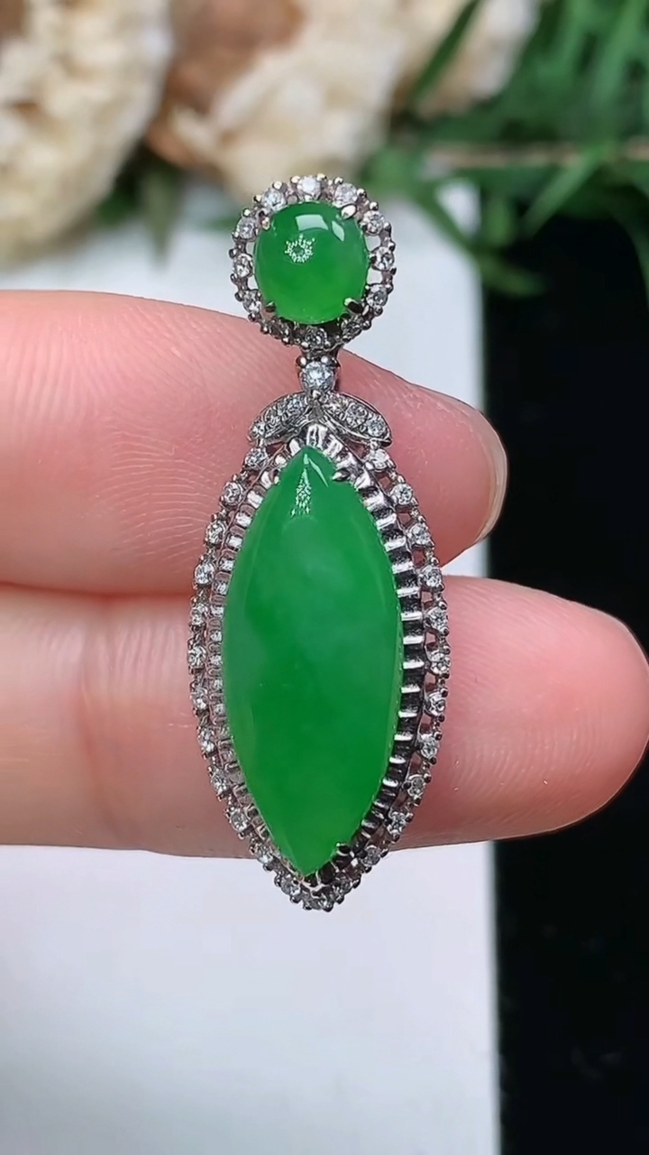 天然A货翡翠随形吊坠，尺寸31-11-7，裸石17.7-7.4，重量:2.83g
3月23日