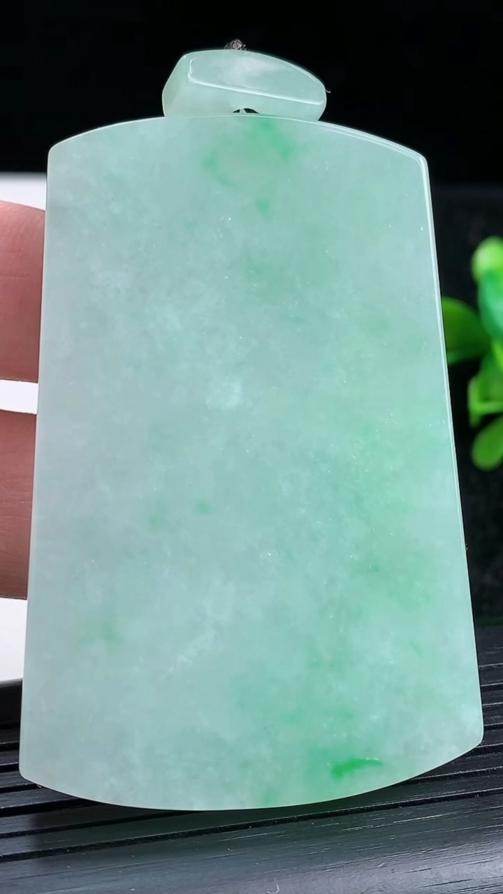 天然A货翡翠无事牌吊坠尺寸63.4-42.1-5.4重量:46.19g
3月23日