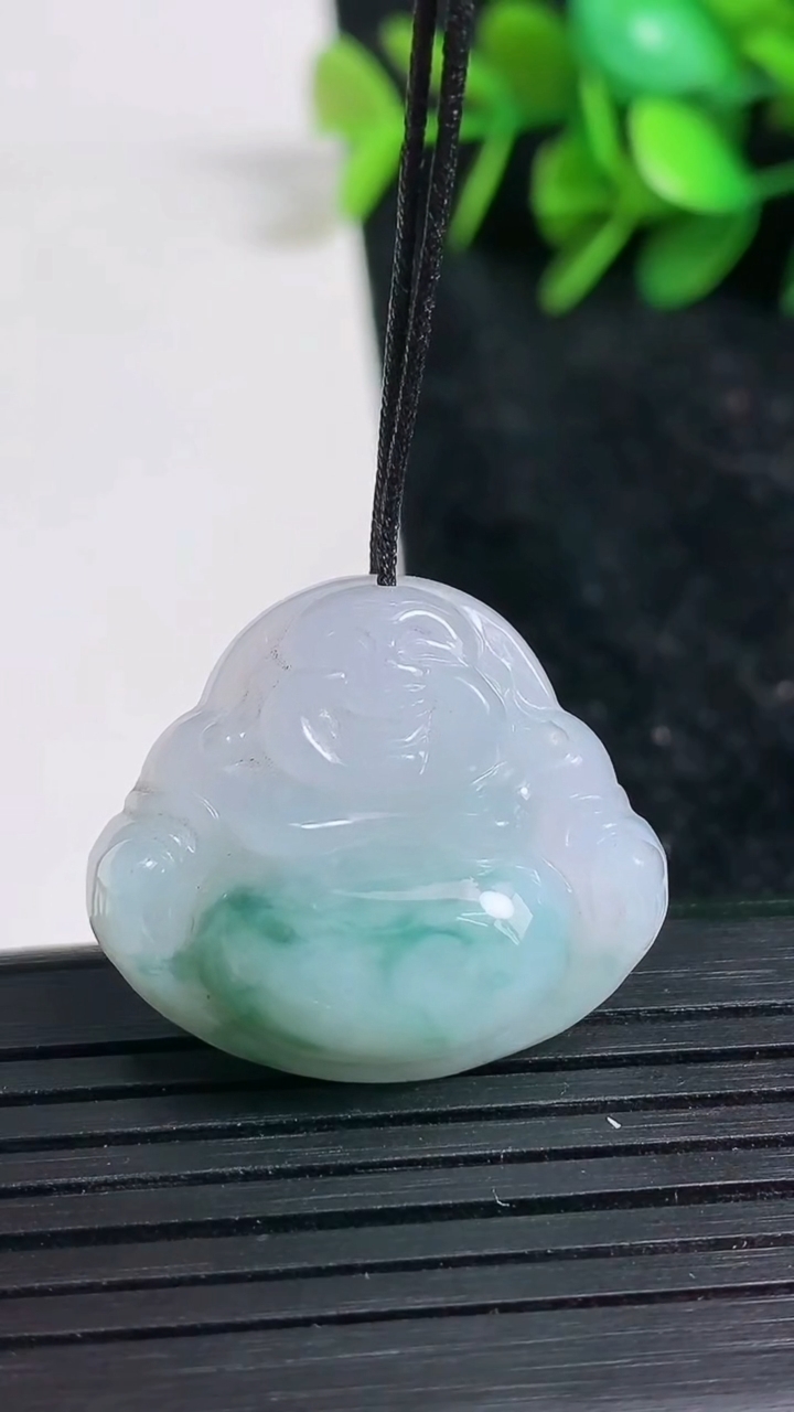 天然A货翡翠飘花佛公吊坠尺寸23-27.5-7.7重量:7.37g
3月23日