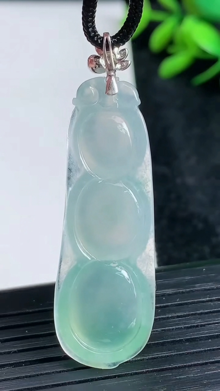 天然A货翡翠福豆吊坠尺寸43.2-14.8-6.7重量:7.88g
3月23日