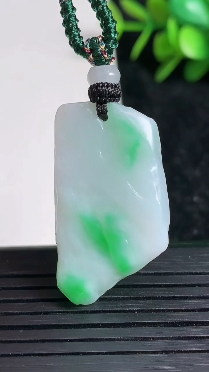 天然A货翡翠原石吊坠尺寸34-19.1-6.1重量:10.58g
3月23日