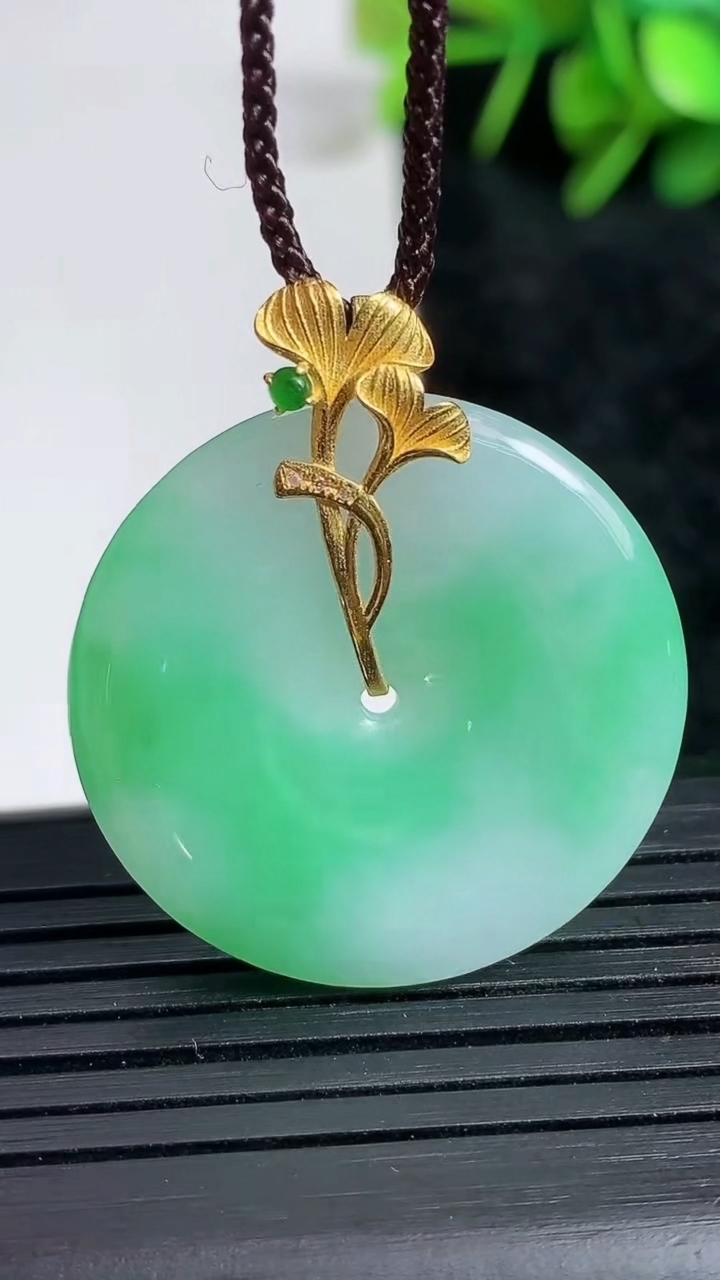 天然A货翡翠平安扣吊坠尺寸28.5-4.2重量:8.11g
3月23日