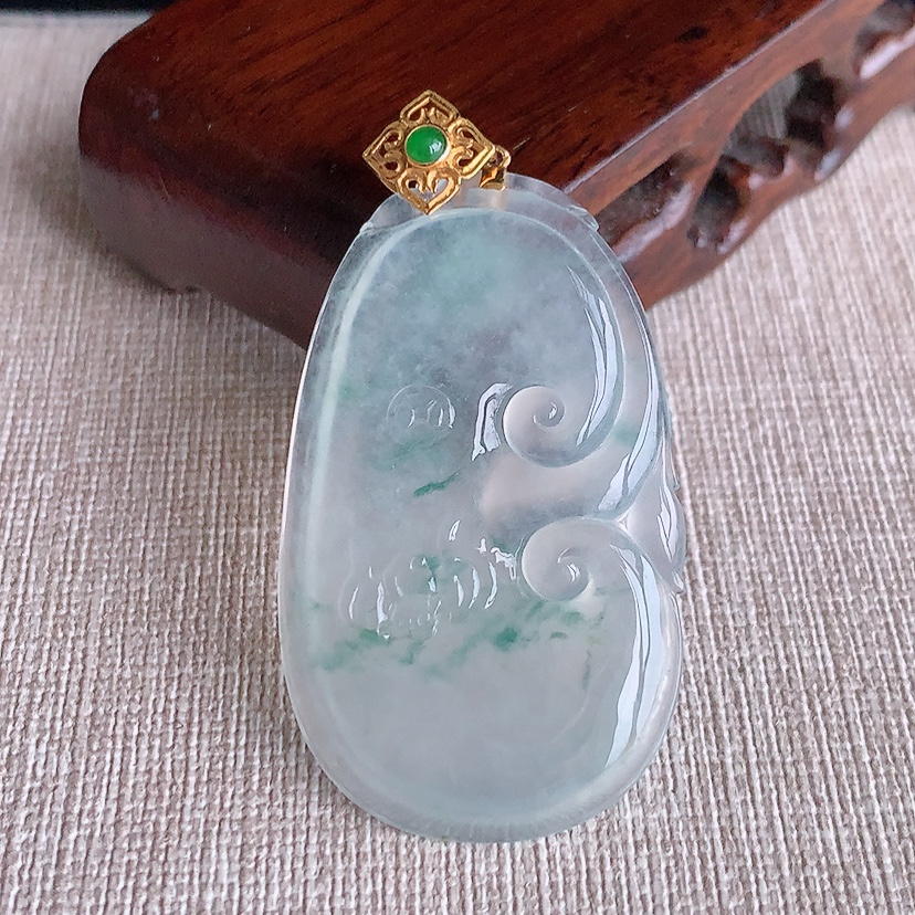 天然A货翡翠18K金镶嵌飘花如意吊坠 
尺寸54.5-45.4-27.5-4.4mm 重量12.00g 0322